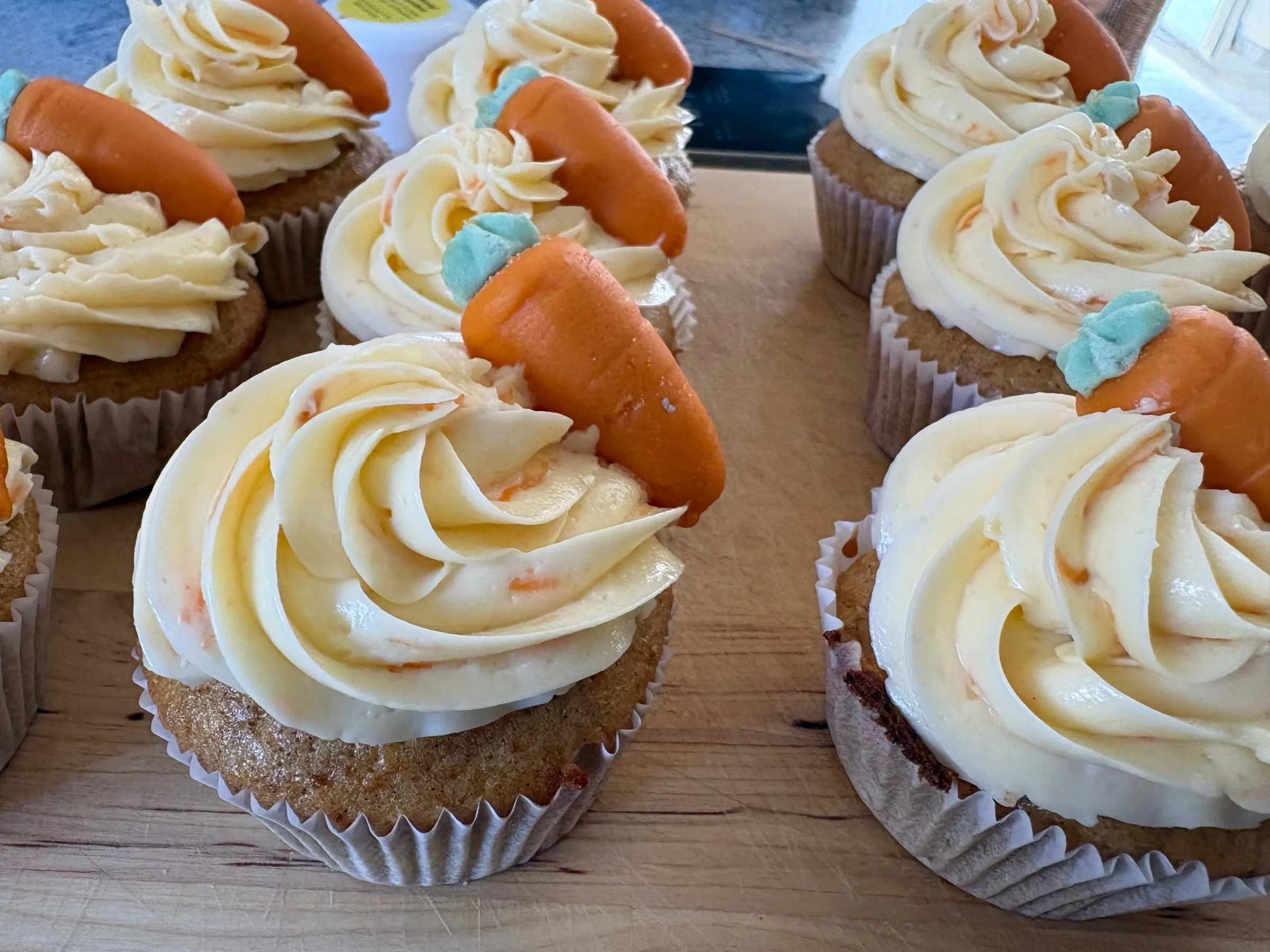 Karotten-Cupcakes mit Frischkäse-Topping und kleinen Marzipan-Karotten